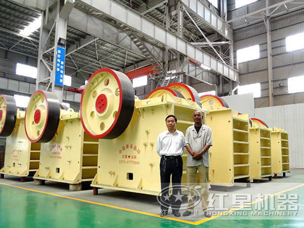 客戶與白云石破碎機合影留念 客戶與白云石破碎機合影留念