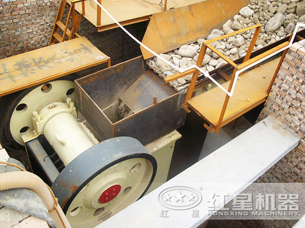 混凝土破碎機工作中 混凝土破碎機工作中