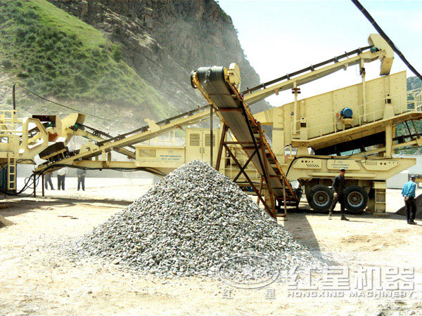 輪胎式移動石子破碎站現(xiàn)場 輪胎式移動石子破碎站現(xiàn)場