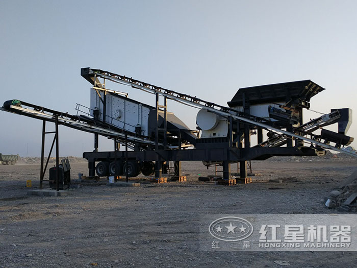 輪胎式移動小鄂破機作業(yè)現(xiàn)場 輪胎式移動小鄂破機作業(yè)現(xiàn)場