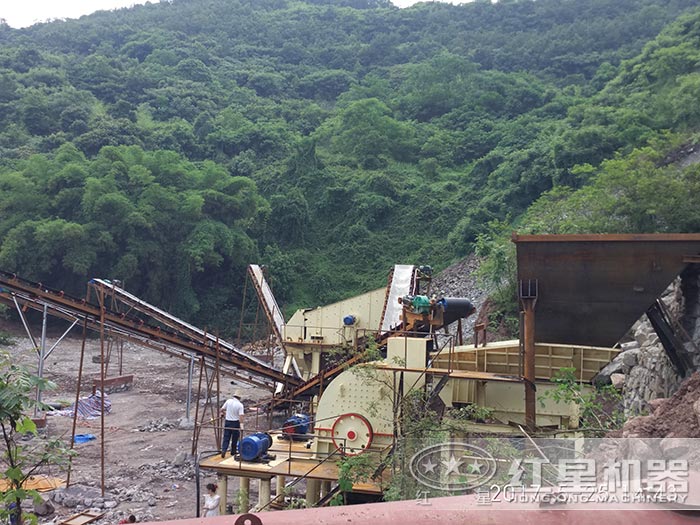 青石重錘破生產(chǎn)現(xiàn)場 青石重錘破生產(chǎn)現(xiàn)場