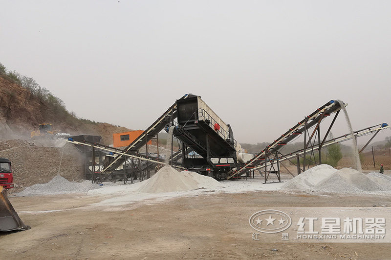 可移動式大型鄂式破石機(jī)現(xiàn)場