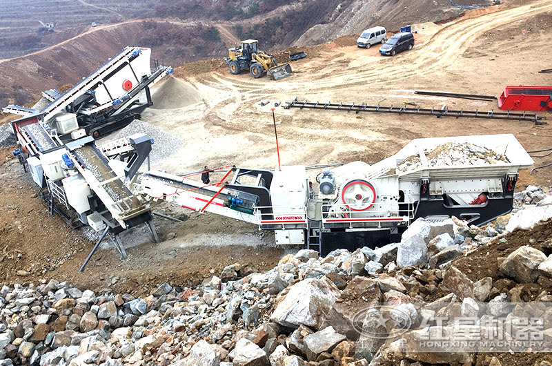 移動(dòng)式石頭破碎機(jī)多機(jī)組合作業(yè)現(xiàn)場(chǎng)