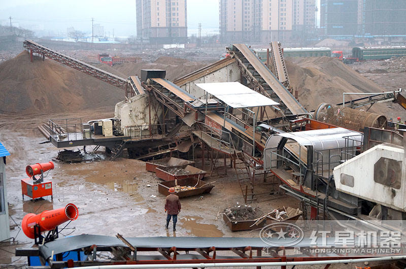 移動破碎站作業(yè)現(xiàn)場 移動破碎站作業(yè)現(xiàn)場