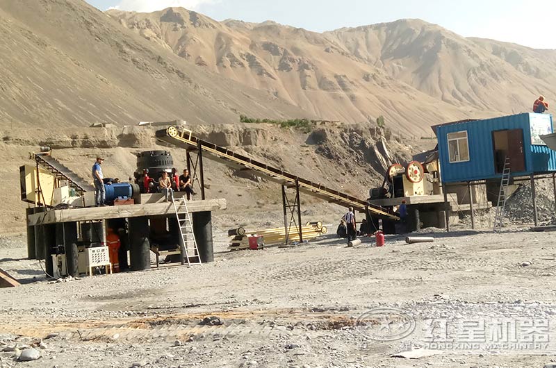 河南鄭州客戶小型圓錐破碎機工作現(xiàn)場