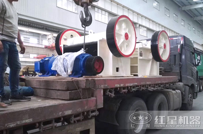 小型破碎機裝貨中 小型破碎機裝貨中