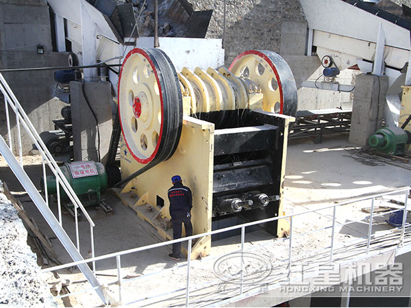 鄂式破碎機現場圖 鄂式破碎機現場圖