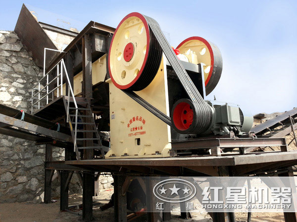 石灰破碎作業(yè)現(xiàn)場(chǎng) 石灰破碎作業(yè)現(xiàn)場(chǎng)