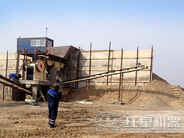 花崗巖顎式破碎機作業現場 花崗巖顎式破碎機作業現場