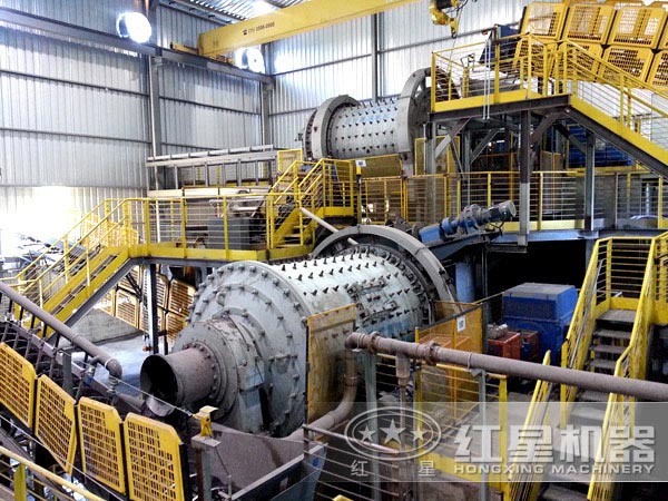 濕式球磨機現(xiàn)場展示 濕式球磨機現(xiàn)場展示