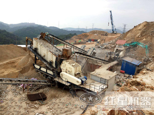 青石移動破碎站生產現場 青石移動破碎站生產現場